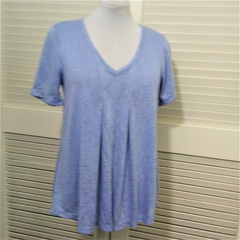 Bobeau Short Sleeve V Neck Pleat Front Top in Light Blue‎